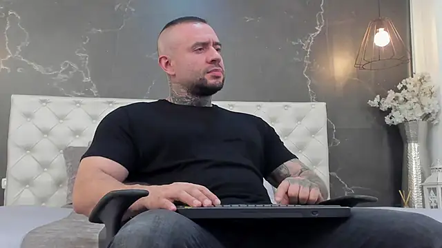 Snapshot of BruceDallas chatting on 03.02.25 BruceDallas online show from 03.02.25