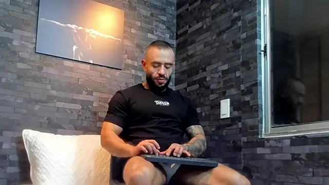 Snapshot of BruceDallas chatting on 10.12.25 BruceDallas online show from 10.12.25