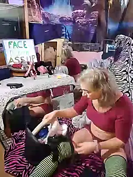 Snapshot of KrystallCox@xh chatting on 12.05.25 KrystallCoxxh online show from 12.05.25