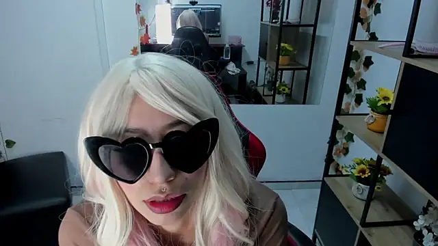 Snapshot of LilithCooperr_ chatting on 12.17.25 LilithCooperr online show from 12.17.25