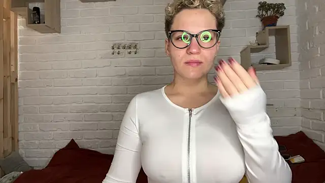 Snapshot of MrMrsRight chatting on 11.20.25 MrMrsRight online show from 11.20.25