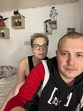 Snapshot of MrMrsRight chatting on 11.26.25 MrMrsRight online show from 11.26.25