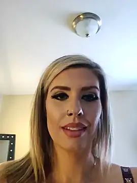 Snapshot of ellieconradxo chatting on 12.30.24 ellieconradxo online show from 12.30.24