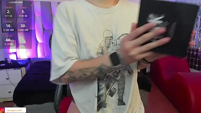 Snapshot of Megan_wolf1_ chatting on 02.26.25 Megan wolf1  online show from 02.26.25