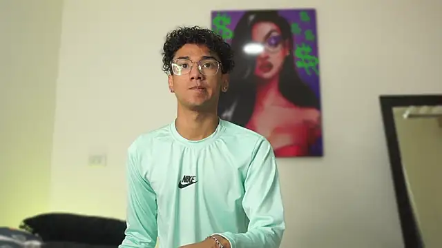 Snapshot of harrytwink18 chatting on 12.10.24 harrytwink18 online show from 12.10.24