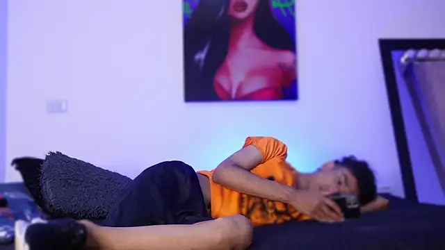 Snapshot of harrytwink18 chatting on 12.26.24 harrytwink18 online show from 12.26.24