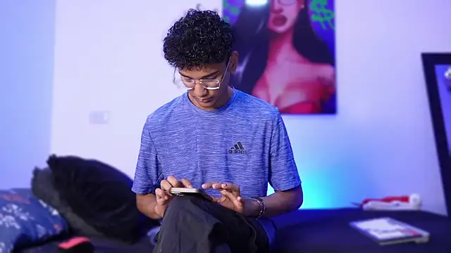 Snapshot of harrytwink18 chatting on 12.30.24 harrytwink18 online show from 12.30.24