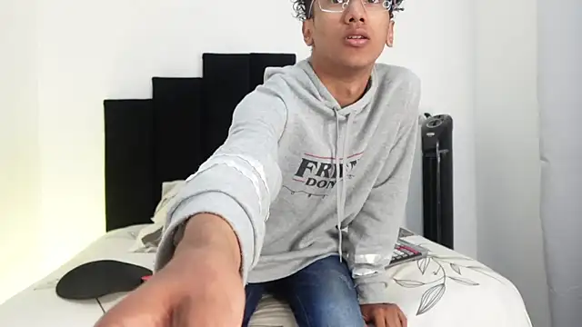 Snapshot of harrytwink18 chatting on 01.13.25 harrytwink18 online show from 01.13.25