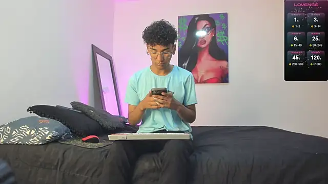 Snapshot of harrytwink18 chatting on 02.28.25 harrytwink18 online show from 02.28.25