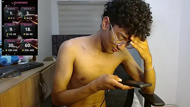 Snapshot of harrytwink18 chatting on 09.17.25 harrytwink18 online show from 09.17.25