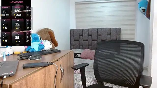 Snapshot of harrytwink18 chatting on 09.18.25 harrytwink18 online show from 09.18.25