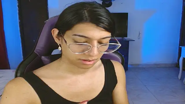 Snapshot of engielphoenis14 chatting on 12.17.25 engielphoenis14 online show from 12.17.25