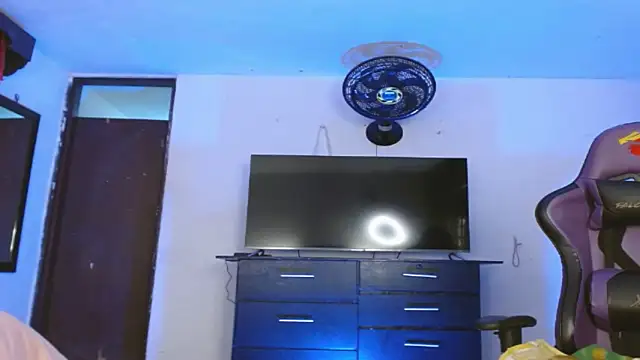 Snapshot of engielphoenis14 chatting on 02.14.26 engielphoenis14 online show from 02.14.26