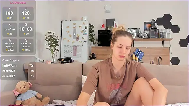 Snapshot of Girl_alone_home chatting on 10.25.25 Girl alone home online show from 10.25.25