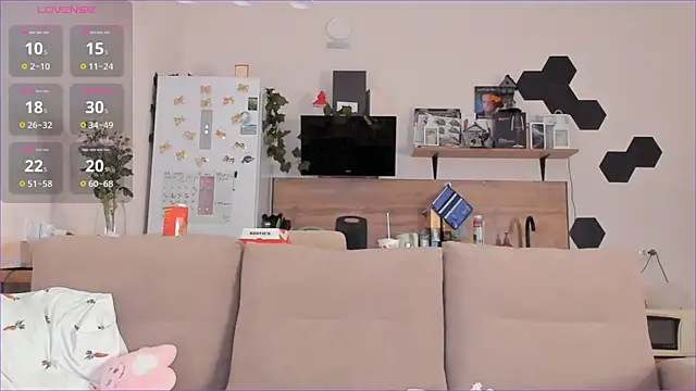 Snapshot of Girl_alone_home chatting on 10.31.25 Girl alone home online show from 10.31.25