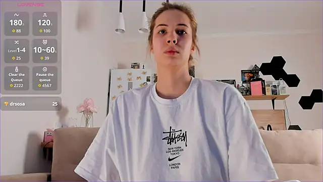 Snapshot of Girl_alone_home chatting on 11.16.25 Girl alone home online show from 11.16.25