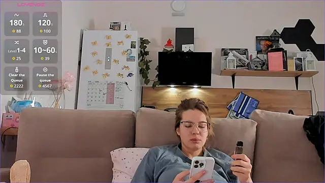 Snapshot of Girl_alone_home chatting on 11.20.25 Girl alone home online show from 11.20.25