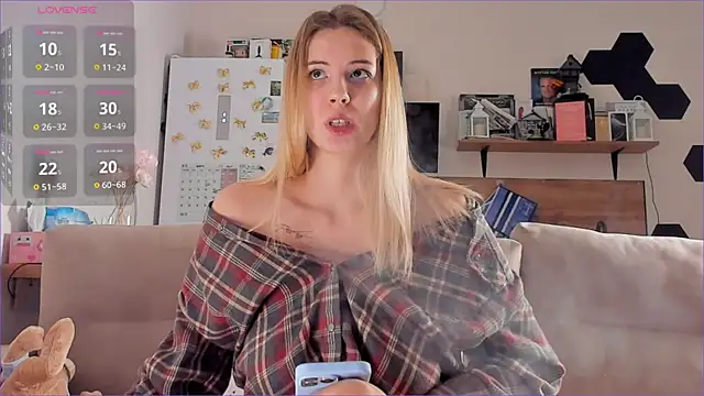 Snapshot of Girl_alone_home chatting on 11.20.25 Girl alone home online show from 11.20.25