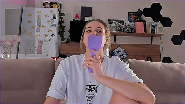 Snapshot of Girl_alone_home chatting on 11.21.25 Girl alone home online show from 11.21.25