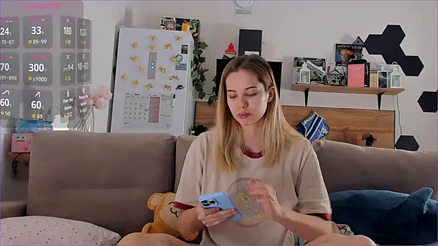 Snapshot of Girl_alone_home chatting on 11.27.25 Girl alone home online show from 11.27.25