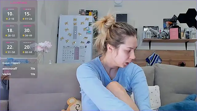 Snapshot of Girl_alone_home chatting on 11.28.25 Girl alone home online show from 11.28.25