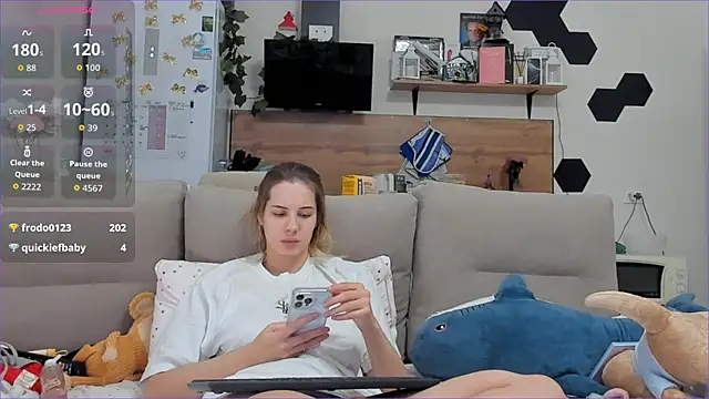 Snapshot of Girl_alone_home chatting on 11.30.25 Girl alone home online show from 11.30.25