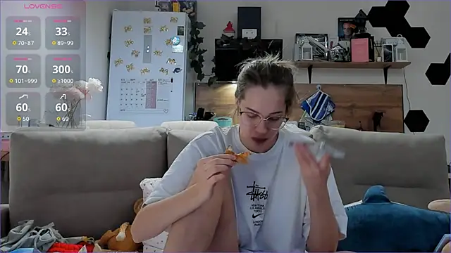 Snapshot of Girl_alone_home chatting on 12.01.25 Girl alone home online show from 12.01.25