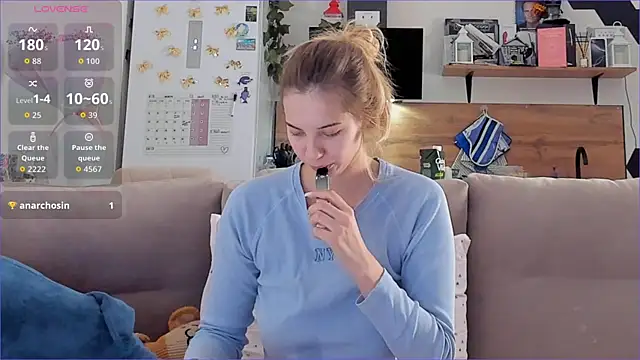 Snapshot of Girl_alone_home chatting on 12.04.25 Girl alone home online show from 12.04.25