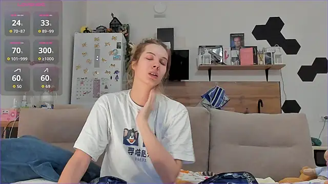 Snapshot of Girl_alone_home chatting on 12.19.25 Girl alone home online show from 12.19.25