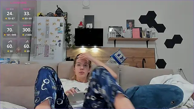 Snapshot of Girl_alone_home chatting on 12.20.25 Girl alone home online show from 12.20.25