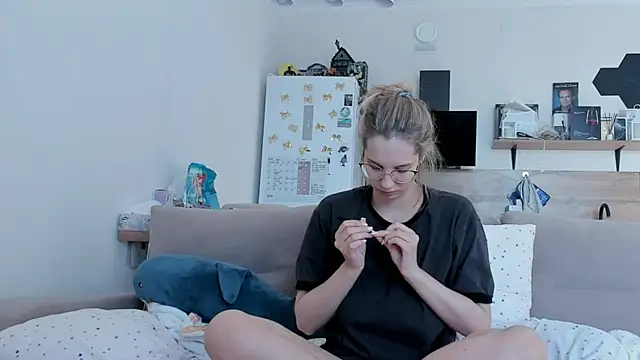 Snapshot of Girl_alone_home chatting on 05.18.26 Girl alone home online show from 05.18.26
