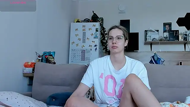 Snapshot of Girl_alone_home chatting on 05.22.26 Girl alone home online show from 05.22.26