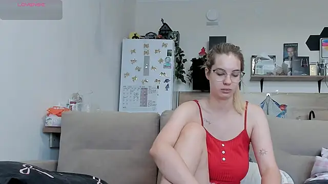 Snapshot of Girl_alone_home chatting on 06.18.26 Girl alone home online show from 06.18.26