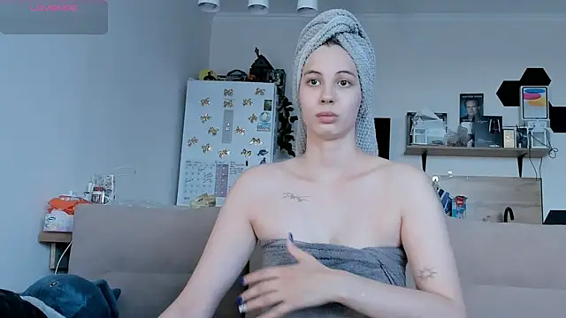 Snapshot of Girl_alone_home chatting on 06.18.26 Girl alone home online show from 06.18.26