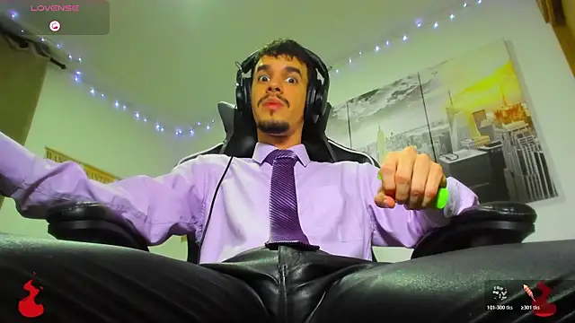 Snapshot of BRAYHAMBROWN chatting on 10.29.25 BRAYHAMBROWN online show from 10.29.25