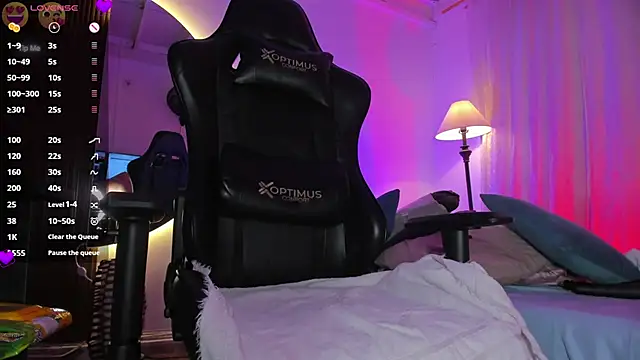 laura-hills18 online show from 03.20.25