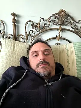 Snapshot of italovene chatting on 10.27.25 italovene online show from 10.27.25