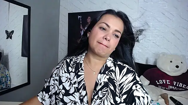 Saritatellez online show from 11.26.25
