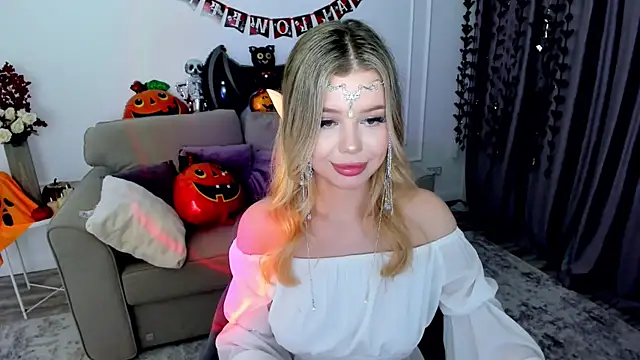 Snapshot of FollowLovee chatting on 10.31.25 FollowLovee online show from 10.31.25