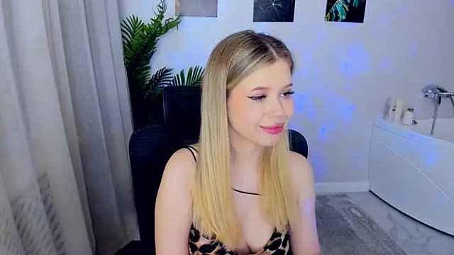 Snapshot of FollowLovee chatting on 11.15.25 FollowLovee online show from 11.15.25