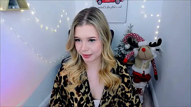 Snapshot of FollowLovee chatting on 12.13.25 FollowLovee online show from 12.13.25