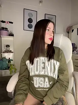 Snapshot of LynnSam_ chatting on 12.19.24 LynnSam online show from 12.19.24