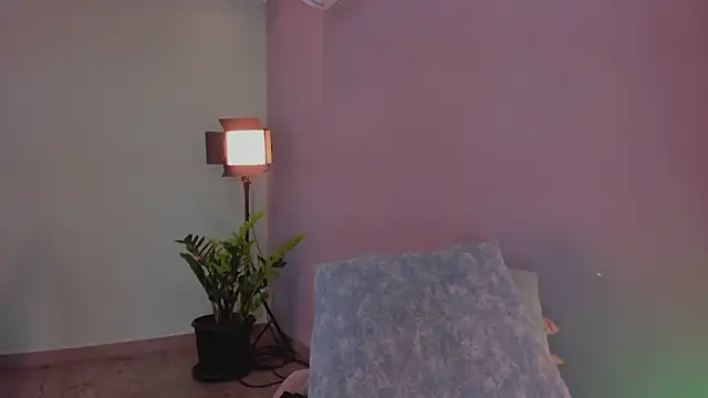 Snapshot of LynnSam_ chatting on 02.14.25 LynnSam online show from 02.14.25