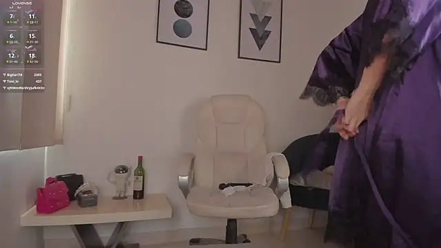 Snapshot of LynnSam_ chatting on 03.16.25 LynnSam online show from 03.16.25