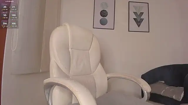 Snapshot of LynnSam_ chatting on 03.21.25 LynnSam online show from 03.21.25