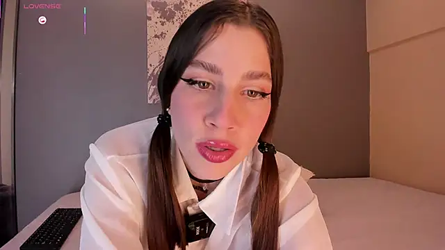 Snapshot of LynnSam_ chatting on 09.27.25 LynnSam online show from 09.27.25