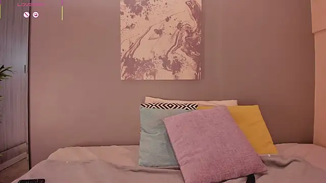 Snapshot of LynnSam_ chatting on 10.26.25 LynnSam online show from 10.26.25