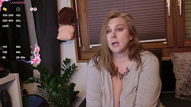 Snapshot of Big_Beautiful_MILF chatting on 11.08.25 Big Beautiful MILF online show from 11.08.25