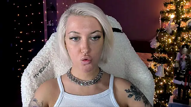 Snapshot of tykioty_Miley chatting on 12.22.24 tykioty Miley online show from 12.22.24