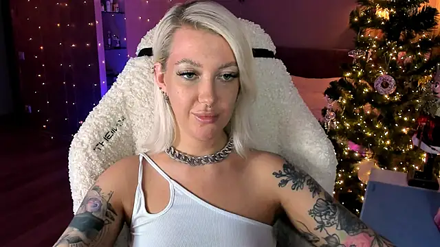 Snapshot of tykioty_Miley chatting on 12.22.25 tykioty Miley online show from 12.22.25